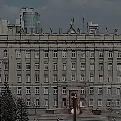 Drone ucraniano quase atinge pedestre durante ataque a prédio na Rússia