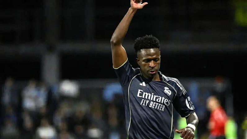 Vini Jr faz sinal com a mão durante vitória do Real Madrid sobre o Celta de Vigo, pela La Liga (Foto: Miguel Riopa/AFP)