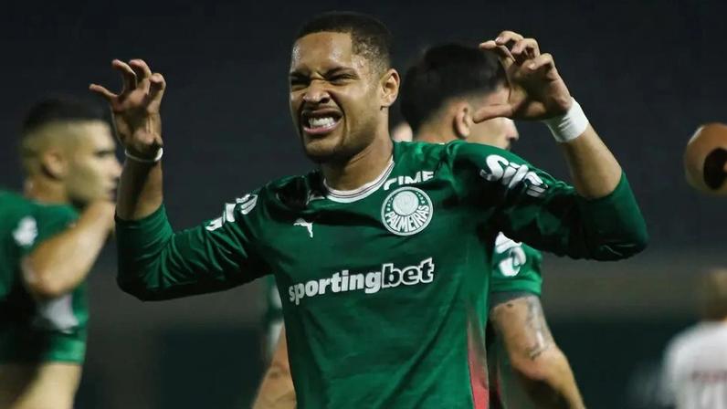 Vitor Roque em ação pelo Palmeiras (Foto: Vinicius Nunes/Agência F8/Gazeta Press)