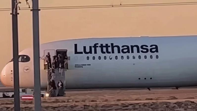 Passageiros evacuam a aeronave após a parada de emergência