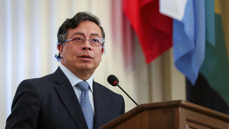 Petro afirma que bombardeios na fronteira com o Equador deixaram 27 mortos