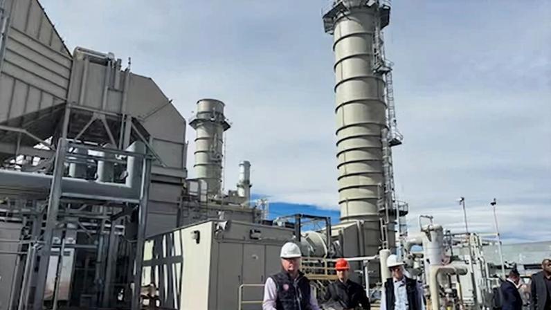 EL secretario de Energía, Chris Wright, en una planta de gas en Colorado.