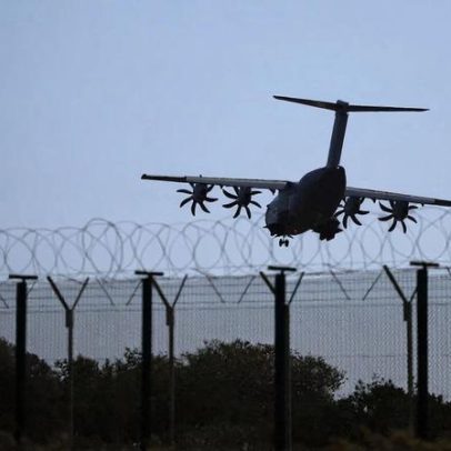 Grã-Bretanha envia helicópteros anti-drones a Chipre e desloca navio