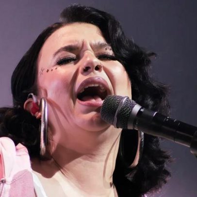 Lola Young brilha com performance comovente no Future of Music Showcase da Rolling Stone