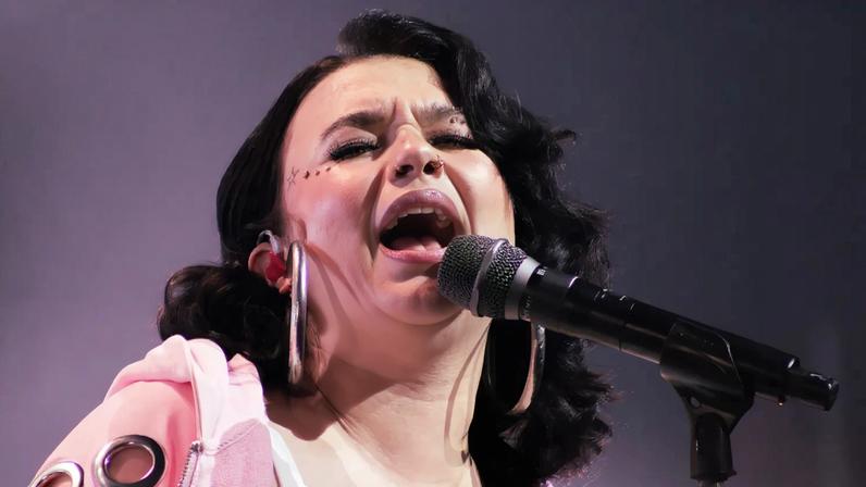 Lola Young brilha com performance comovente no Future of Music Showcase da Rolling Stone