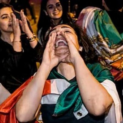 Rua iraniana divide-se entre júbilo e luto após a morte de Ali Khamenei