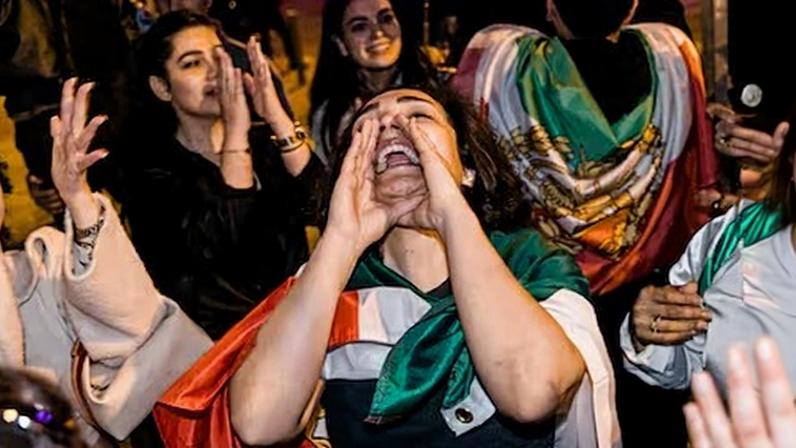 Manifestantes celebran el ataque de Estados Unidos e Israel a Irán ante la embajada iraní en Madrid, el sábado.