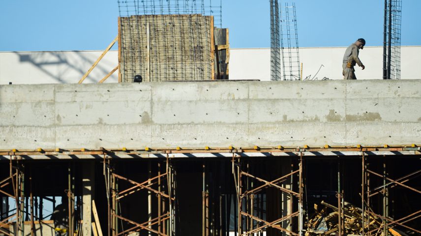 Estudo na construção civil aponta impactos com fim da escala 6x1