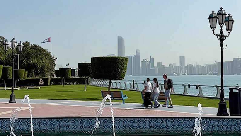 Transeúntes caminan por el paseo marítimo de Abu Dabi, tras un ataque aéreo iraní, el 1 de marzo de 2026.