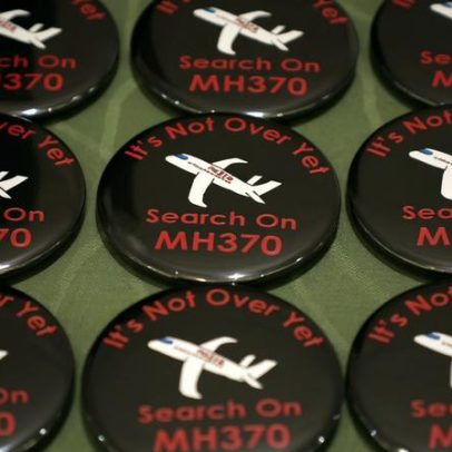 Famílias de passageiros do MH370 pedem extensão das buscas