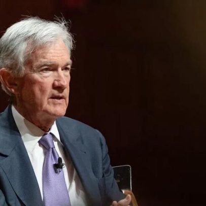 Powell diz inflação americana está ancorada, alerta vigilância diante de guerra
