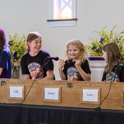 Aprimorando conhecimento bíblico enquanto participantes acionam campainhas