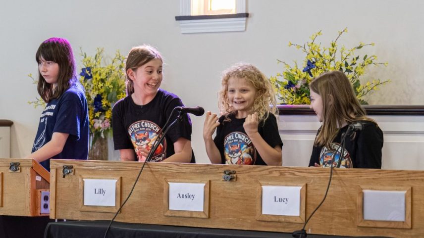 Aprimorando conhecimento bíblico enquanto participantes acionam campainhas