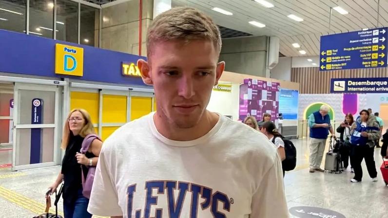 Rodrigo Castillo em chegada ao Rio para assinar com Fluminense (Foto: Pedro Brandão/ Lance!)