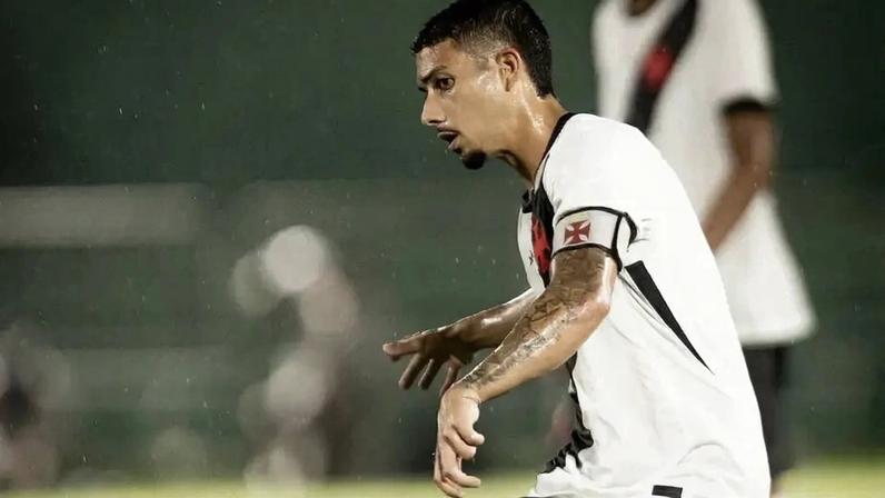 Gustavo Guimarães em campo pelo Vasco (Créditos: Reprodução/Betinho Júnior)