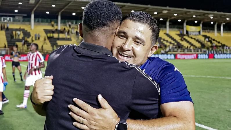 Flávio Tinoco é o técnico do Bangu (Foto: João Gama/Bangu)