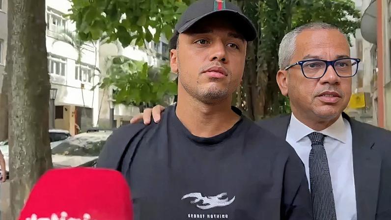 Homem preso no RJ usa camisa com "não me arrependo de nada" • Reprodução/CNN