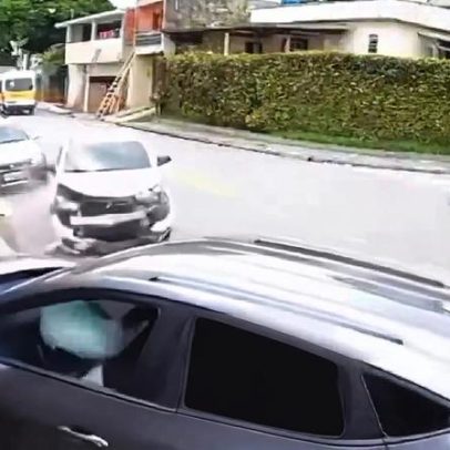 Adolescentes se exibem com carro dos pais, perdem controle e causam acidente em frente a escola