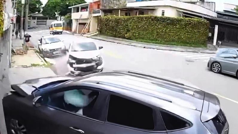 Adolescentes se exibem com carro dos pais, perdem controle e causam acidente em frente a escola