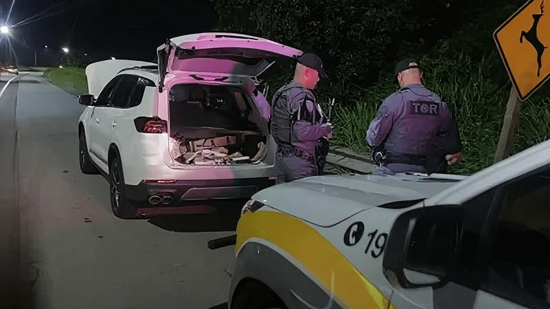 Aparelhos celulares foram encontrados escondidos em estrutura de veículo