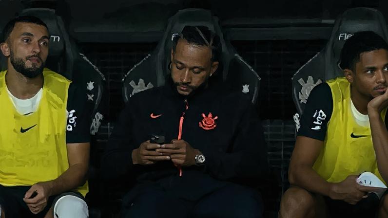 Memphis esclarece uso de celular no banco durante Corinthians x Flamengo