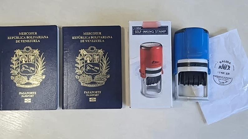 Homem foi flagrado em posse de passaportes venezuelanos falsos e com carimbo de controle migratório em Manaus (Amazonas).