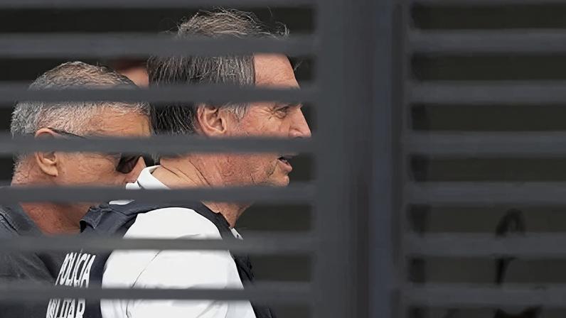 Jair Bolsonaro chegando em casa para cumprir prisão domiciliar temporária, após ter recebido alta hospitalar.