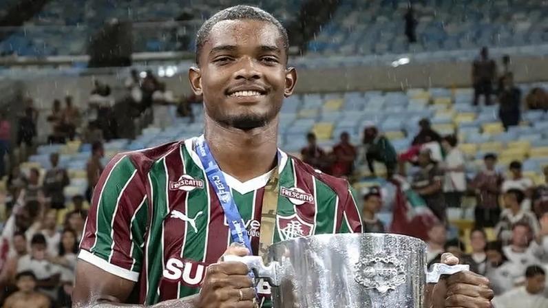 Loiola, do Fluminense, com a Taça Guanabara (Foto: Marcelo Gonçalves/ Fluminense FC)