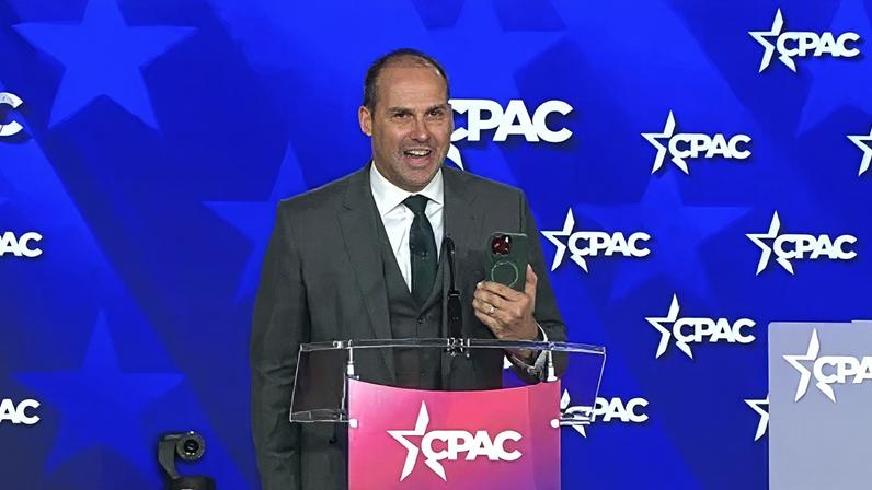 Eduardo Bolsonaro gravando vídeo durante CPAC 2026