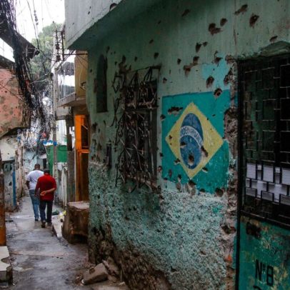 Fotógrafo revela rotina com buracos de tiros em paredes de favelas do Rio