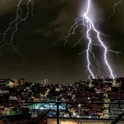 Chuvas em Salvador provocam alerta; carro fica engolido por cratera