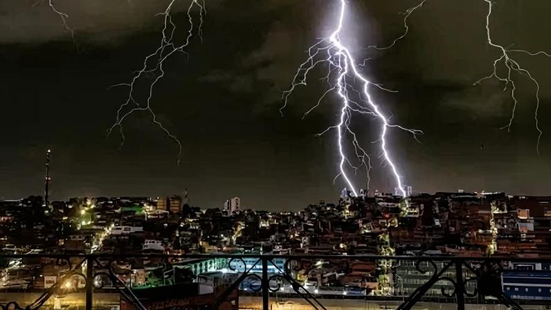 Rio é registrado em Salvador durante chuva