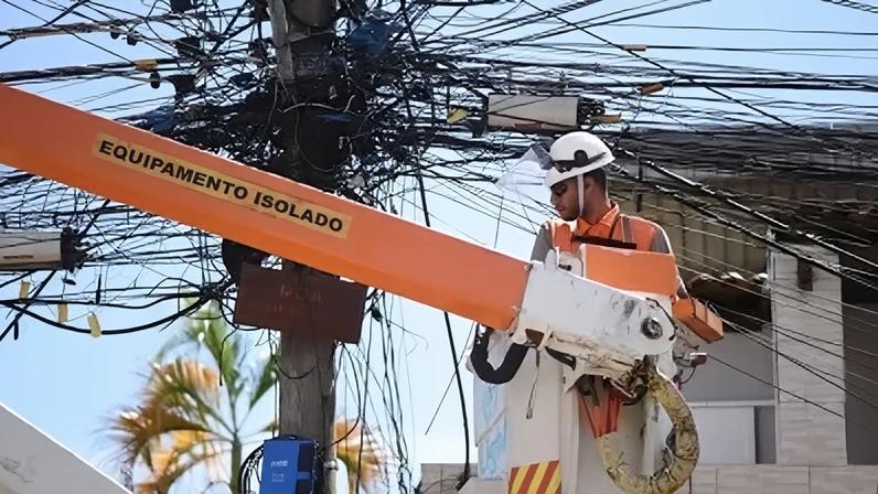 Operação da Light identificou irregularidades e flagrou ligações clandestinas em diferentes pontos do Rio.