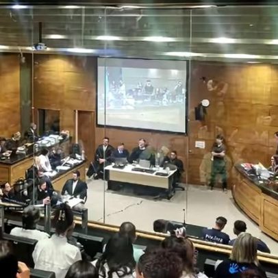 Juíza nega adiamento de júri e advogado de Jairinho abandona o plenário