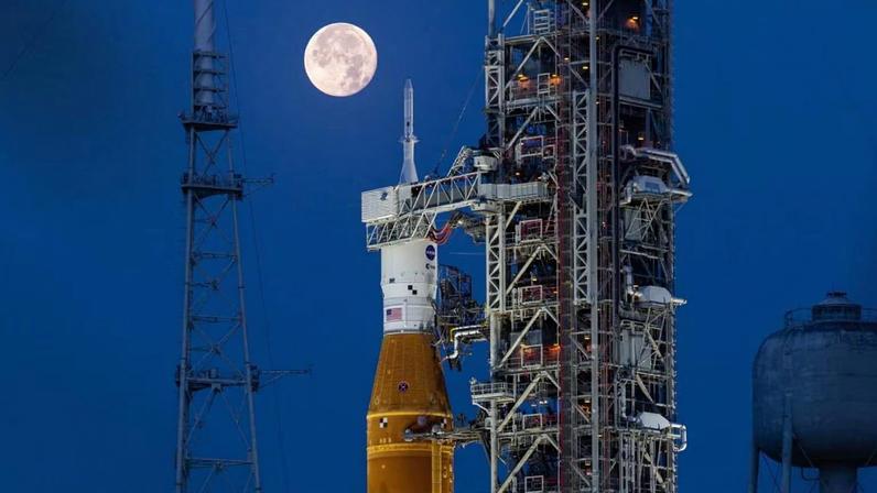 Lua cheia ilumina SLS e Orion durante preparativos iniciais do programa Artemis (Imagem: NASA/Cory Huston)