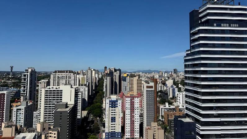 Vista de prédios em Curitiba, Paraná: Thá Engenharia prevê crescimento de até 15% do faturamento em 2026 e fim da recuperação judicial.