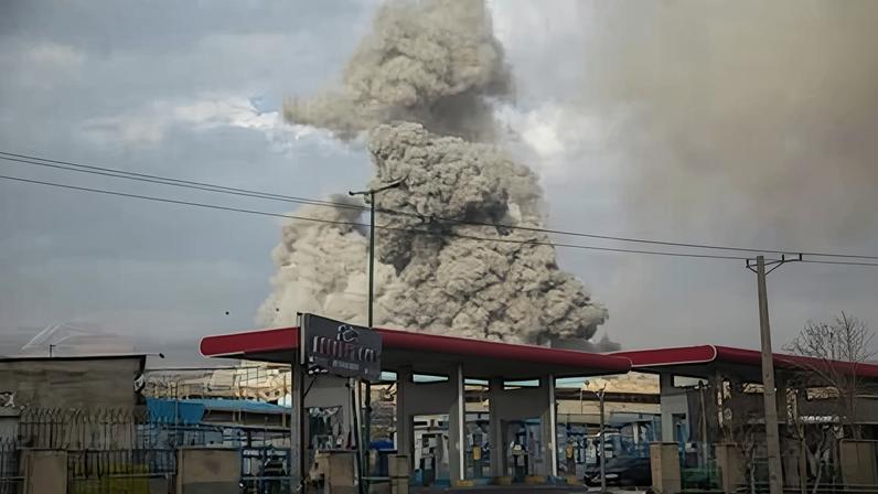 Columna de humo sobre Teherán tras un ataque, este lunes.