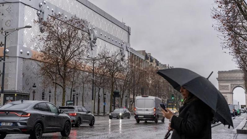 Uma loja de luxo da Louis Vuitton perto do Arco do Triunfo, em Paris, França