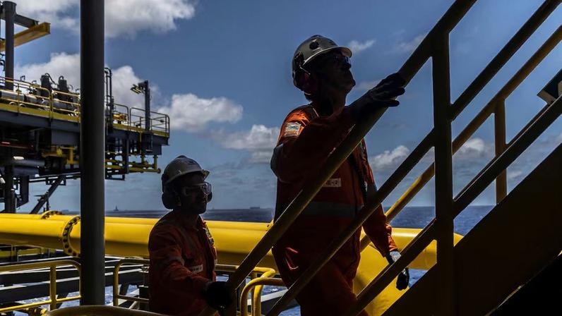 Plataforma de petróleo da Petrobras: cenário atual pressiona a política de preços da estatal.