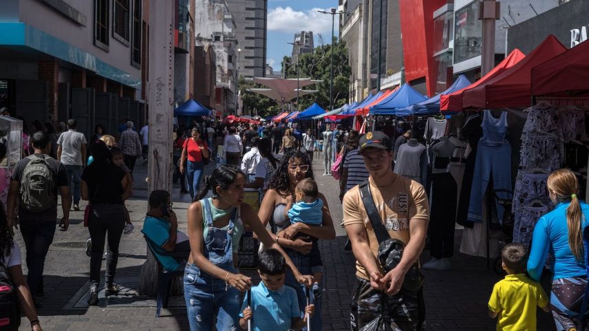 Inflação de 600% e queda do petróleo complicam a Venezuela após ataque de Trump