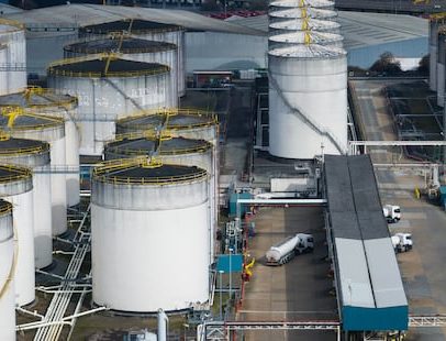IEA aprova liberação de 400 milhões de barris, maior intervenção de reservas