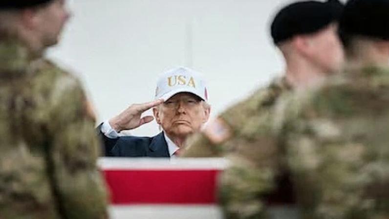 El presidente de Estados Unidos, Donald Trump, en la ceremonia para recibir los cuerpos de los seis primeros soldados estadounidenses muertos en la guerra, el pasado sábado en la base militar de Dover, en Delaware.