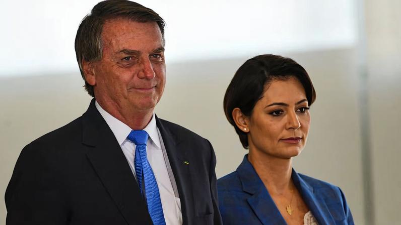 foto do ex-presidente Jair Bolsonaro e a ex-primeira-dama, Michelle Bolsonaro