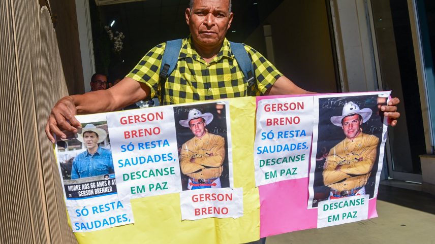 Fã homenageia Gerson Brenner em velório