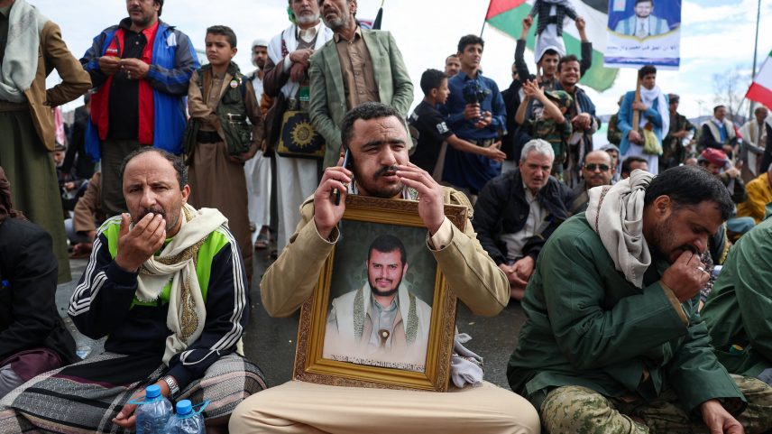 Simpatizantes dos houthis fazem manifestação em apoio ao Irã em Sanaa