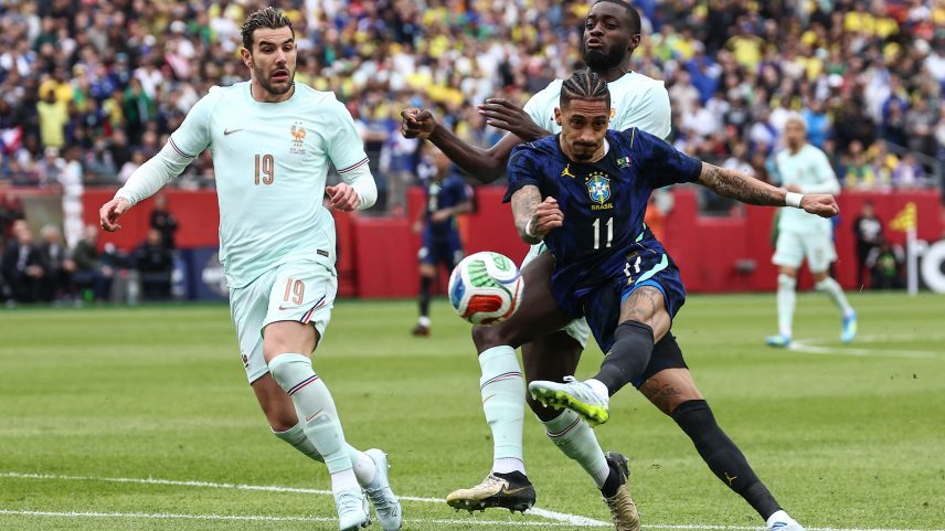 Raphinha, atacante do Barcelona, em ação pela seleção brasileira