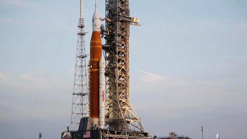 Foguete SLS com Orion é levado à plataforma para testes iniciais do programa Artemis (Imagem: NASA/Joel Kowsky)