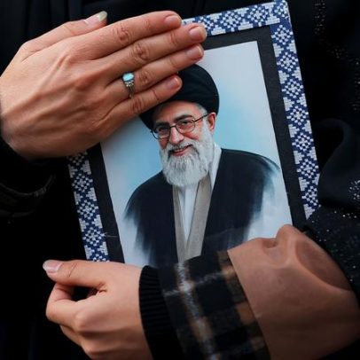Israel afirma ter destruído avião usado pelo falecido líder iraniano Khamenei