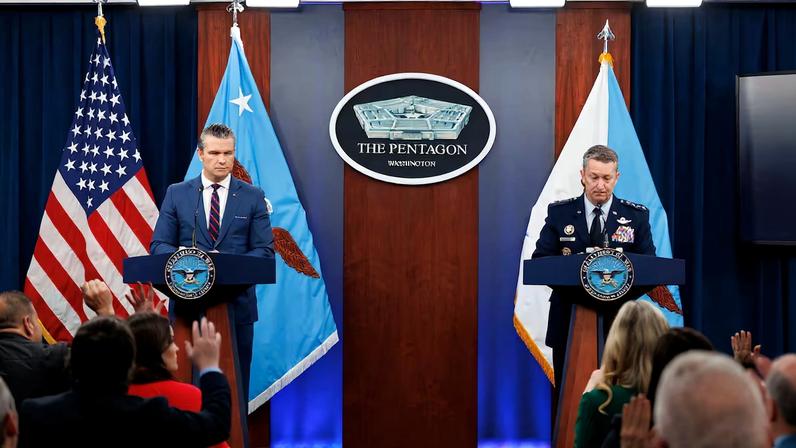 El secretario de Defensa de Estados Unidos, Pete Hegseth, a la izquierda, y el jefe del Estado Mayor, general Dan Caine, este lunes en una rueda de prensa del Pentágono.