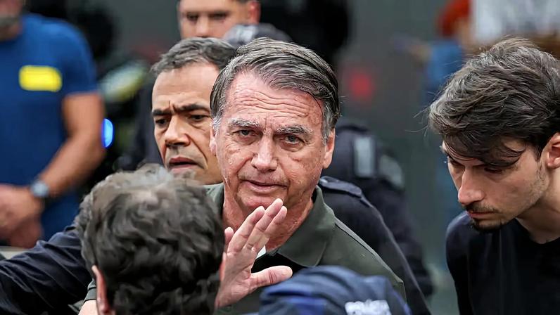 O ex-presidente Jair Bolsonaro recebeu alta e vai para prisão domiciliar